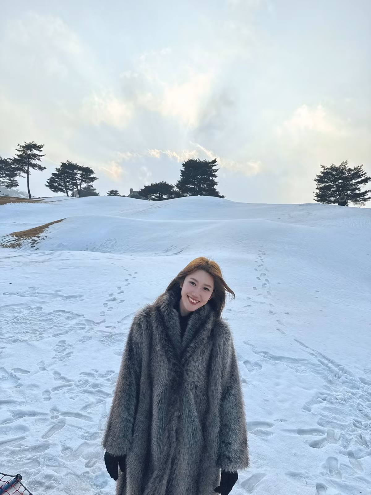 Nữ diễn viên lựa chọn thời điểm du lịch vào mùa đông, nhờ đó có cơ hội tận hưởng khung cảnh tuyết rơi trắng xóa.