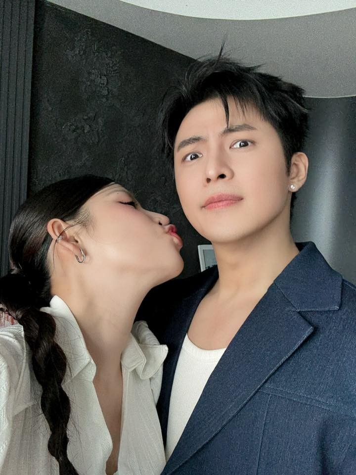 Được biết, vợ chồng Puka – Gin Tuấn Kiệt đang có chuyến nghỉ dưỡng ngắn ngày tại đây sau thời gian bận rộn với công việc và chăm sóc con nhỏ. Cặp đôi đón con đầu lòng vào tháng 5 vừa qua.