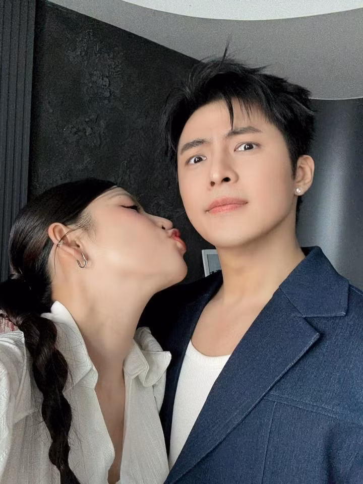 Được biết, vợ chồng Puka – Gin Tuấn Kiệt đang có chuyến nghỉ dưỡng ngắn ngày tại đây sau thời gian bận rộn với công việc và chăm sóc con nhỏ. Cặp đôi đón con đầu lòng vào tháng 5 vừa qua.