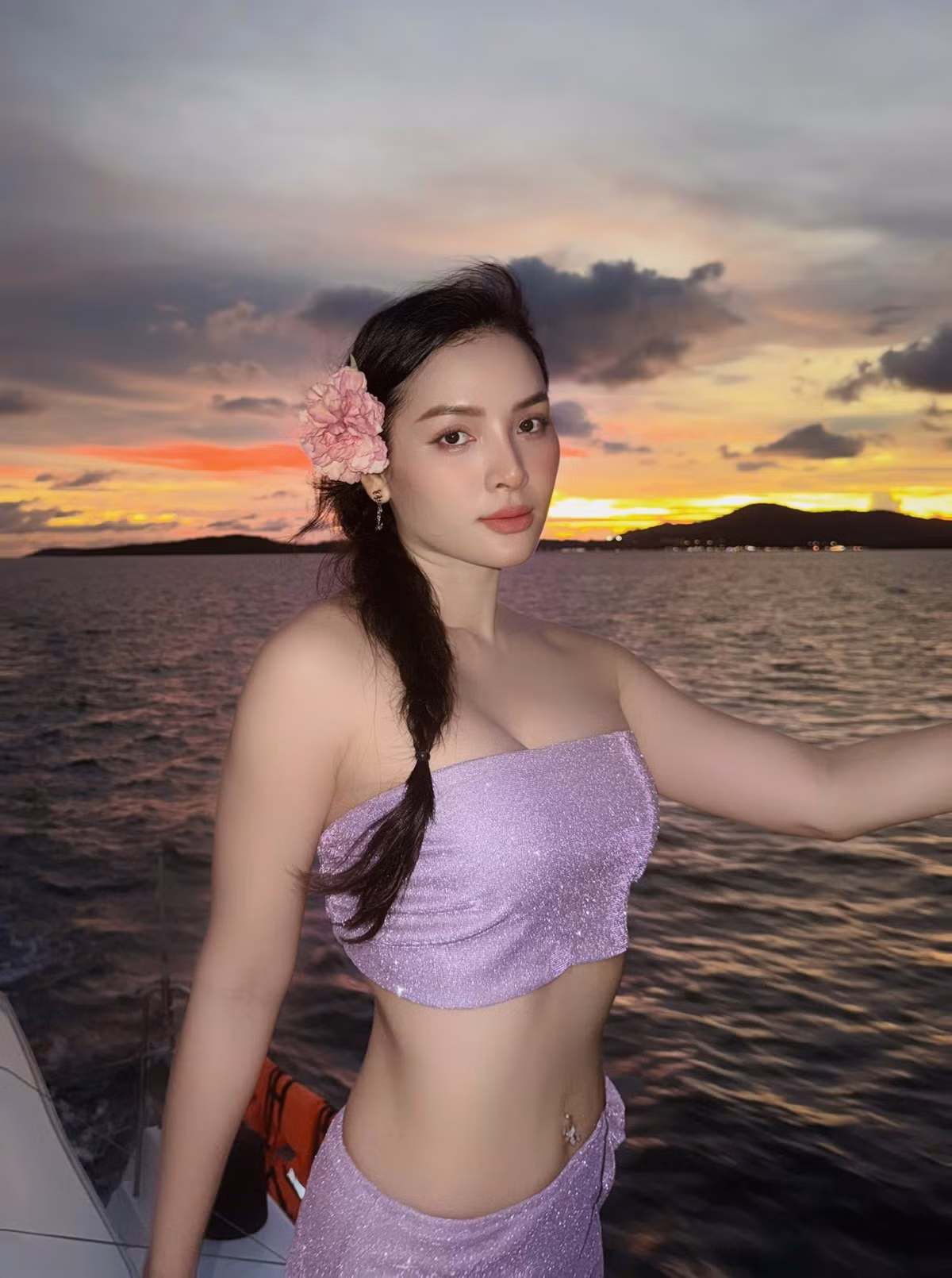 Phương Trinh Jolie sở hữu vòng eo con kiến, cơ bụng phẳng lì cùng vòng ba căng tròn tạo nên đường cong cơ thể mềm mại, uyển chuyển. Ảnh: FB Phương Trinh Jolie