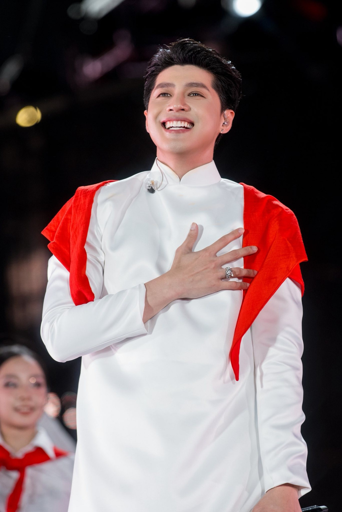 Góc nghiêng thư sinh, nụ cười hiền cùng thần thái rạng rỡ của Noo Phước Thịnh nhận được hàng loạt bình luận khen ngợi từ khán giả.