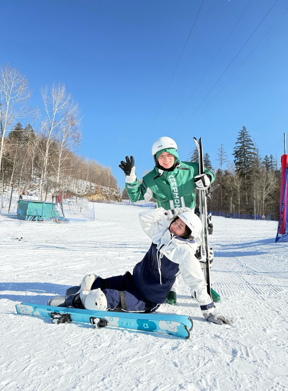 Vợ chồng Phan Mạnh Quỳnh gây chú ý bởi những khoảnh khắc sánh đôi đầy tình tứ, từ ánh nhìn, cử chỉ cho đến cách cả hai tận hưởng chuyến đi bên nhau.