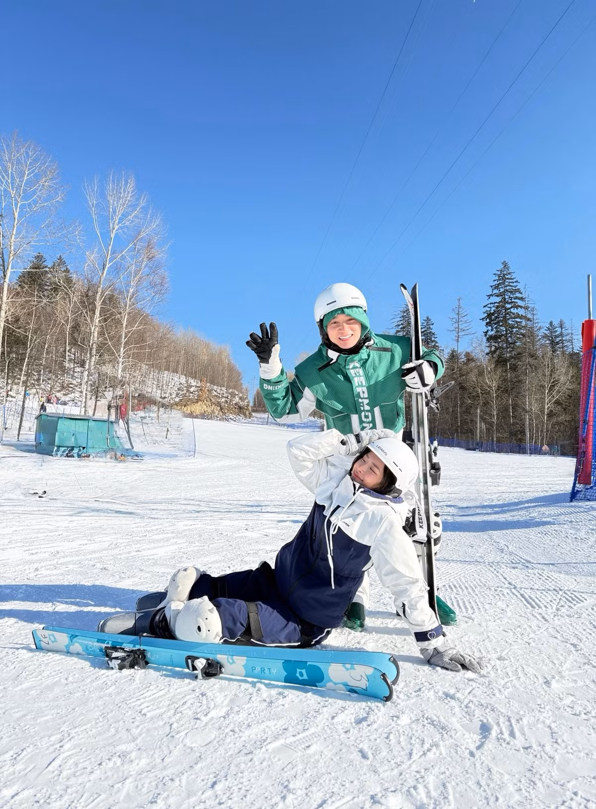 Vợ chồng Phan Mạnh Quỳnh gây chú ý bởi những khoảnh khắc sánh đôi đầy tình tứ, từ ánh nhìn, cử chỉ cho đến cách cả hai tận hưởng chuyến đi bên nhau.