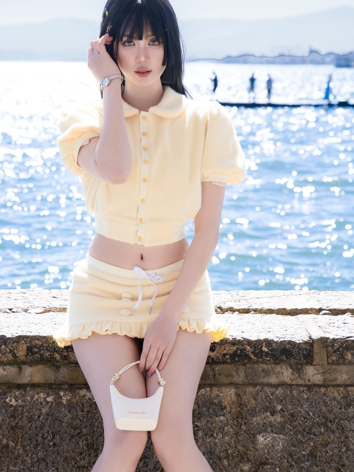 Tin tức sao Việt 21/1: Người mẫu Ngọc Trinh tôn eo thon, chân dài với áo crop-top kết hợp chân váy siêu ngắn. Ảnh: FB Trần Thị Ngọc Trinh