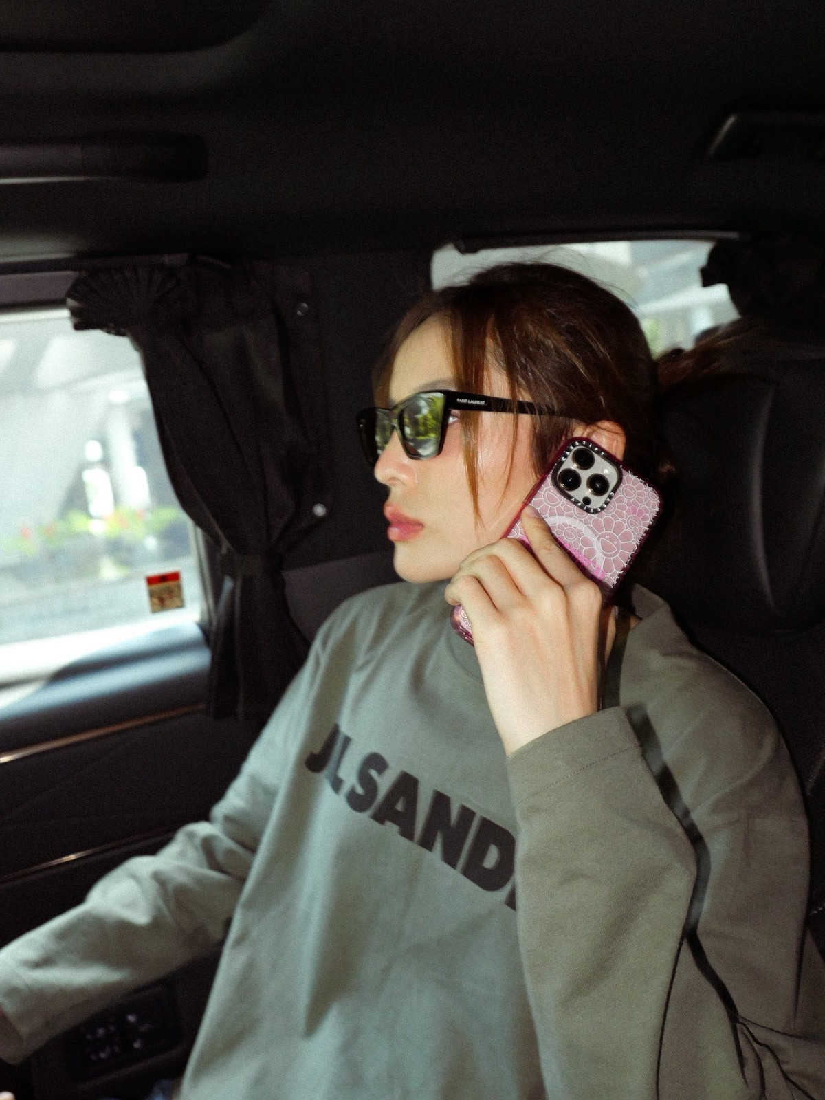 "Nhìn ngầu vậy chứ xài ốp điện thoại hồng không à", Hoa hậu Kỳ Duyên chia sẻ. Ảnh: FB Nguyen Cao Ky Duyen