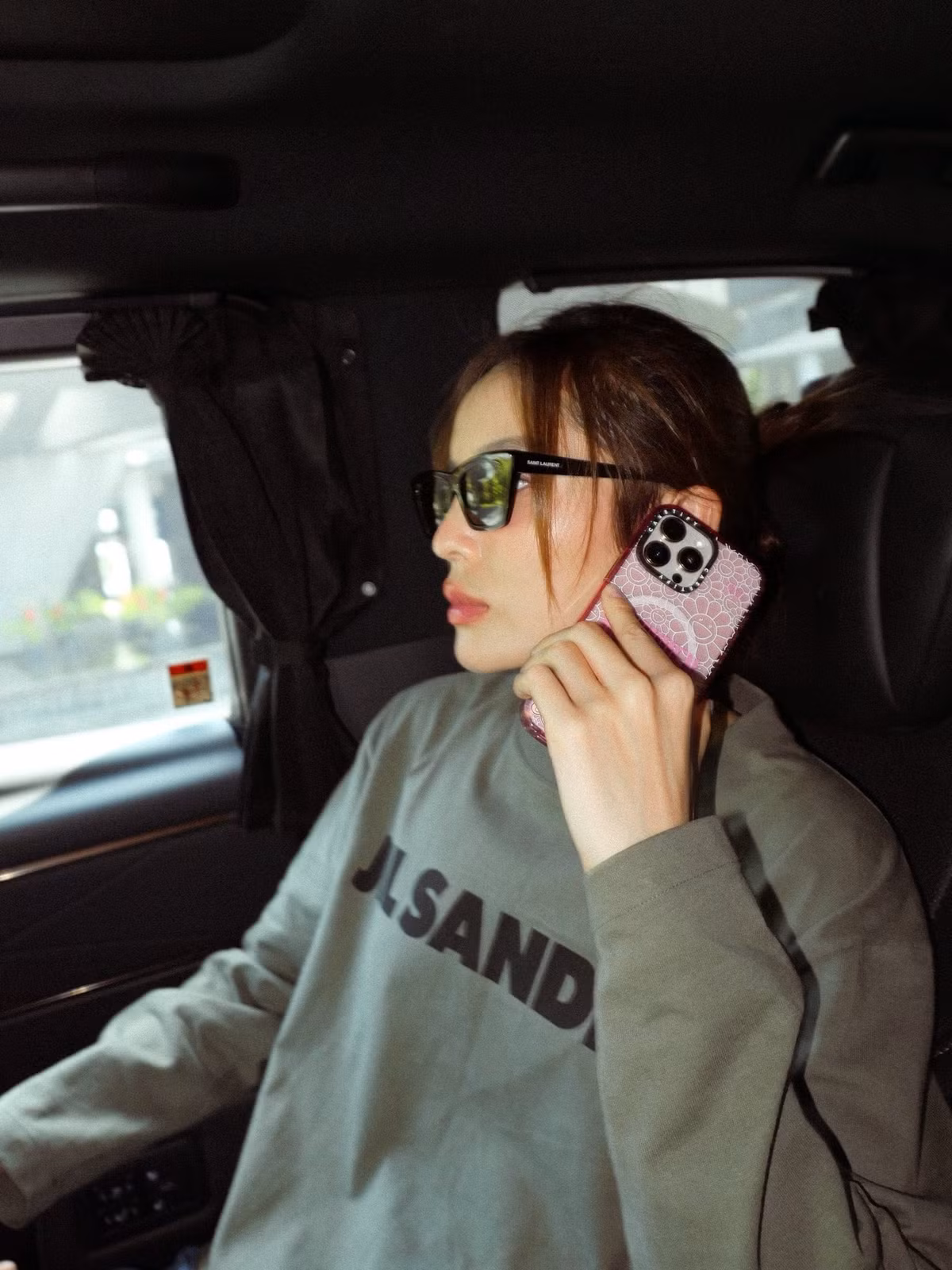 "Nhìn ngầu vậy chứ xài ốp điện thoại hồng không à", Hoa hậu Kỳ Duyên chia sẻ. Ảnh: FB Nguyen Cao Ky Duyen