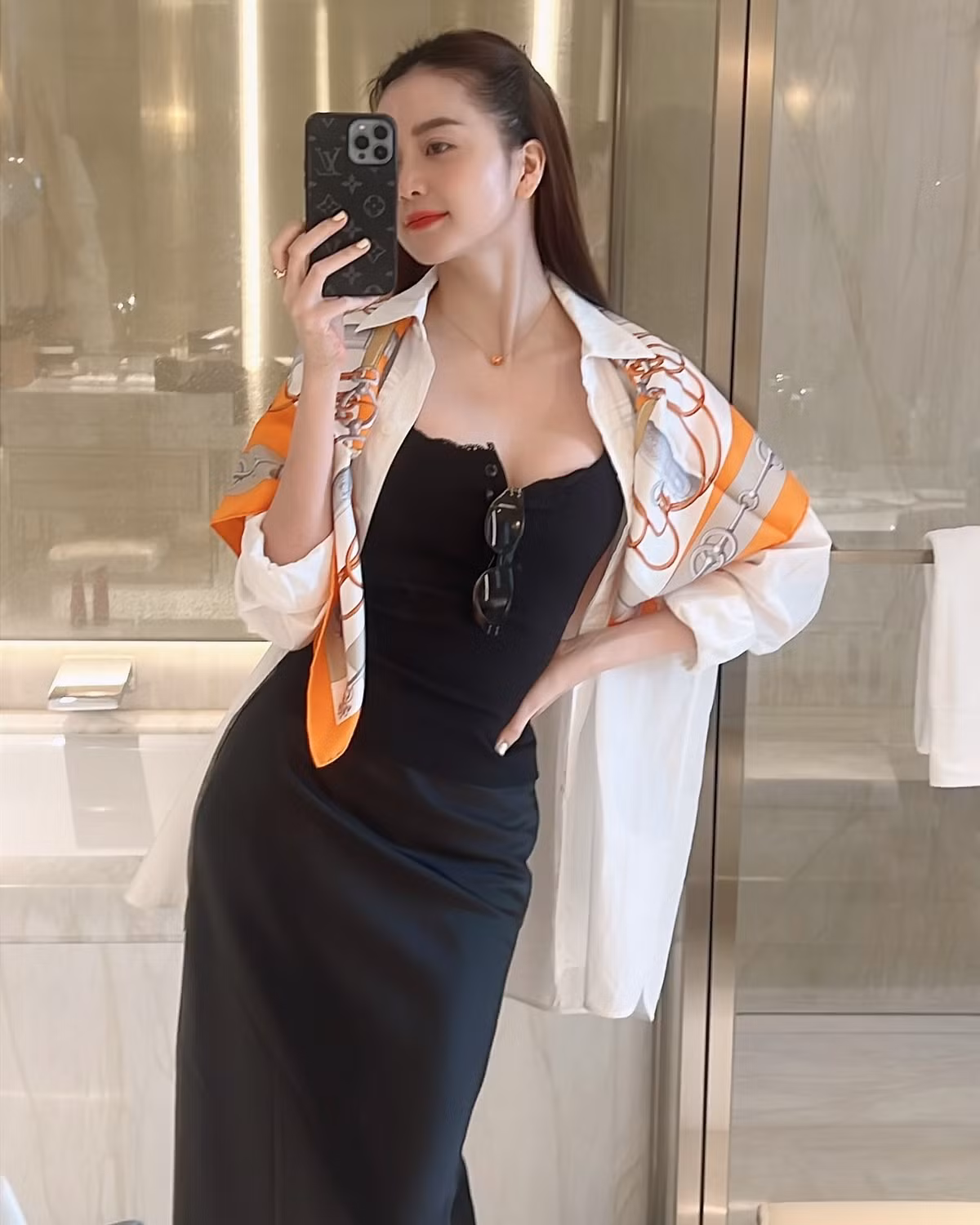 Đôi chân thon dài và thân hình mảnh mai là lợi thế để Thiều Bảo Trâm diện nhiều phong cách khác nhau. Ảnh: FB Thiều Bảo Trang