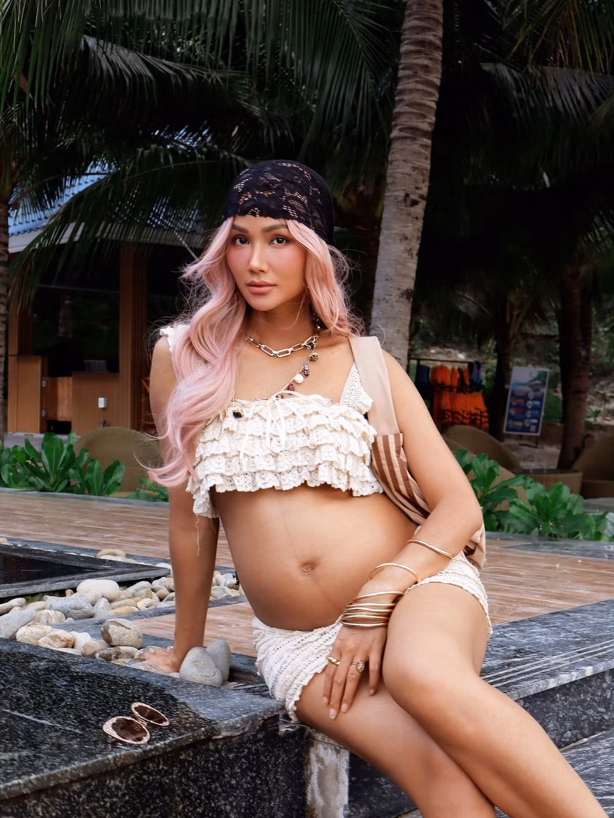 Khoảng thời gian mang bầu, H'Hen Niê vẫn duy trì sắc vóc tươi tắn và thần thái vốn có của một nàng hậu.