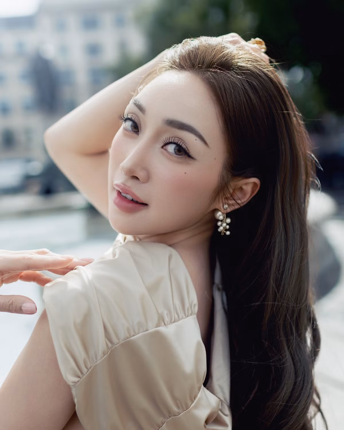 Mới đây, Lý Thùy Chang gây chú ý khi chia sẻ loạt ảnh nghệ thuật mới trên trang cá nhân.