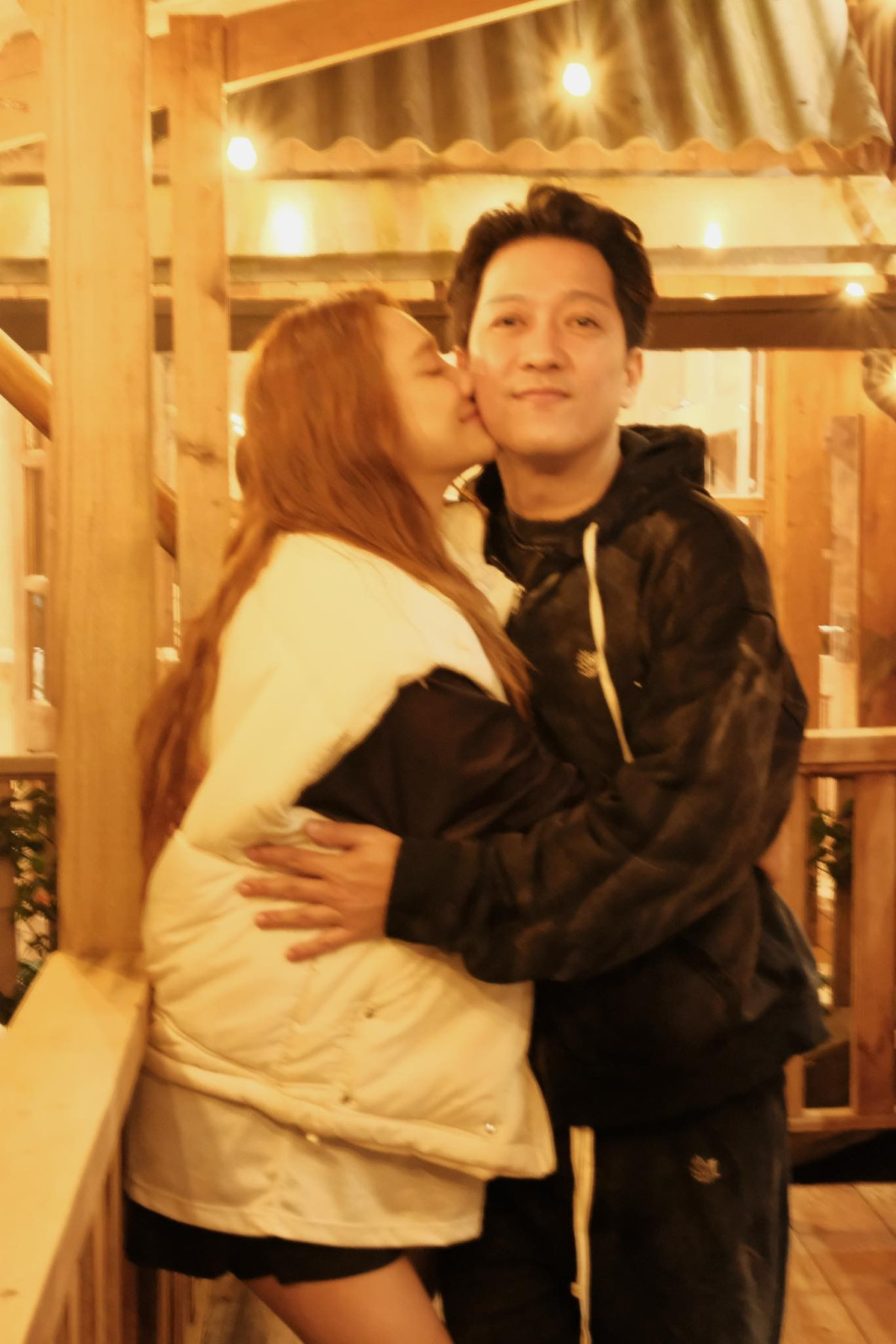 Cô lựa chọn trang phục suông rộng, tối giản nhưng vẫn tôn lên vẻ dịu dàng của mẹ bầu.