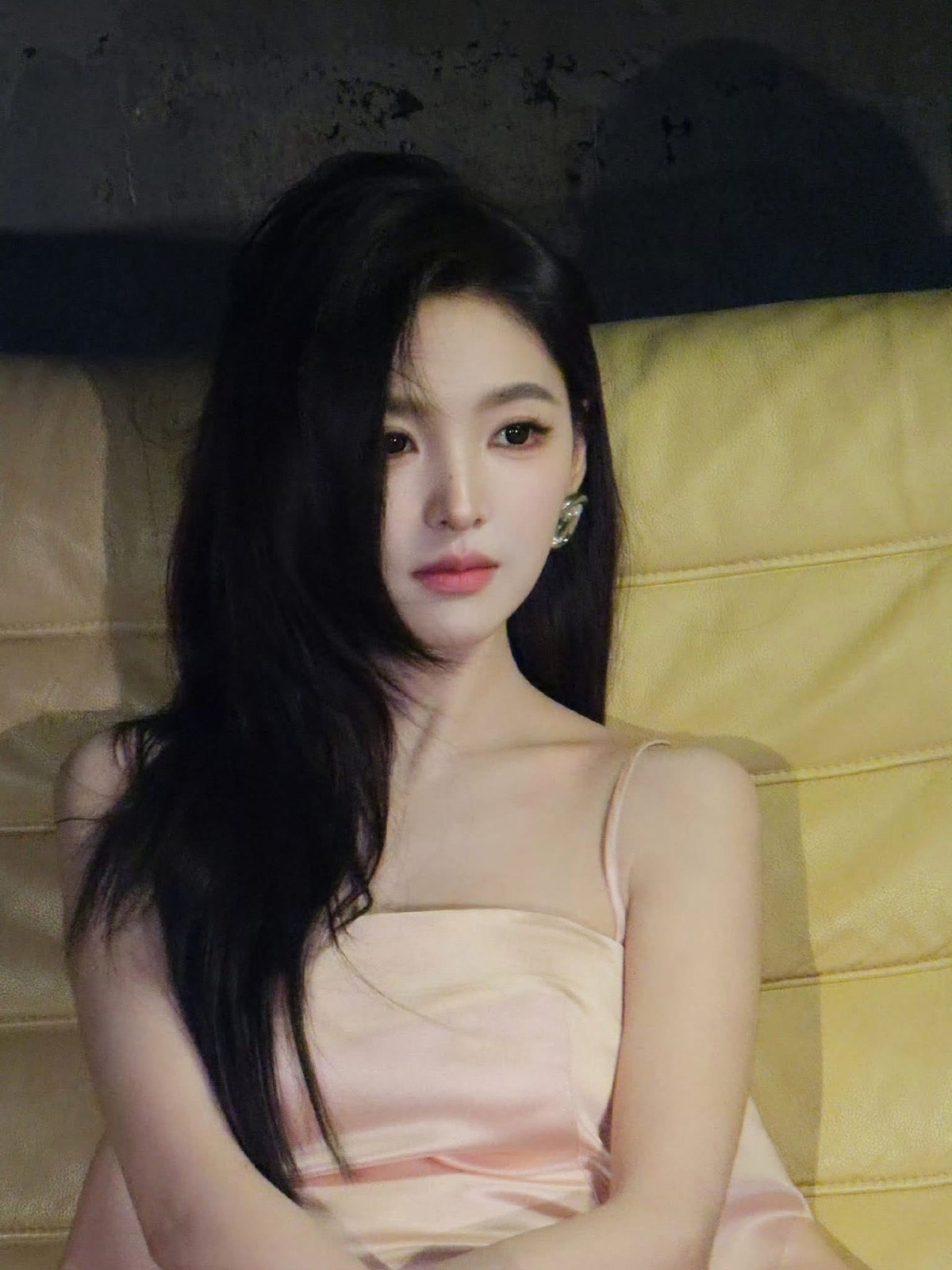 Trước đó, Chương Nhược Nam được truyền thông Trung Quốc ưu ái gọi là “nữ thần thanh xuân”, “tình đầu quốc dân” nhờ vẻ đẹp trong trẻo, dịu dàng và hình tượng gần gũi.