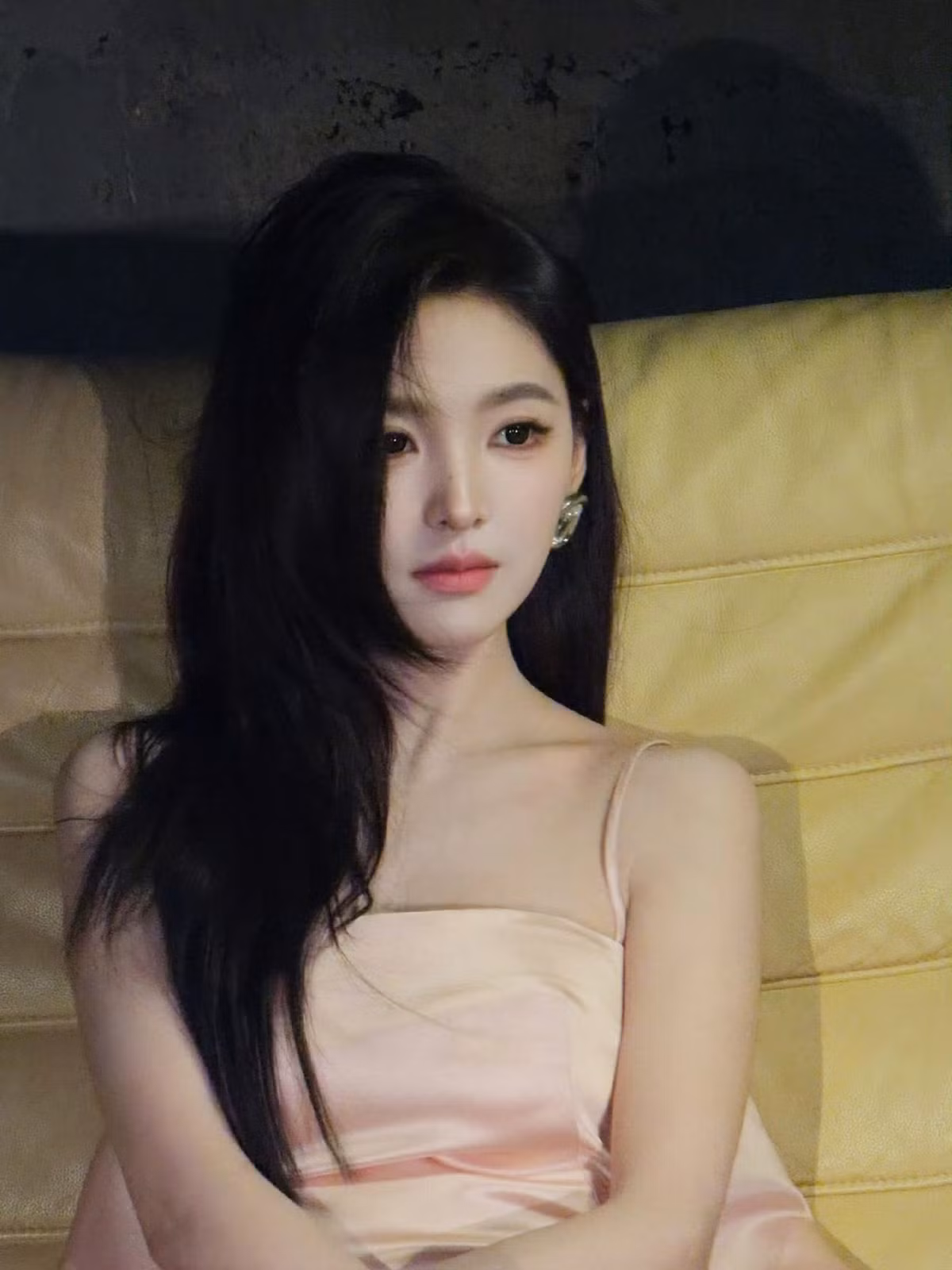 Trước đó, Chương Nhược Nam được truyền thông Trung Quốc ưu ái gọi là “nữ thần thanh xuân”, “tình đầu quốc dân” nhờ vẻ đẹp trong trẻo, dịu dàng và hình tượng gần gũi.