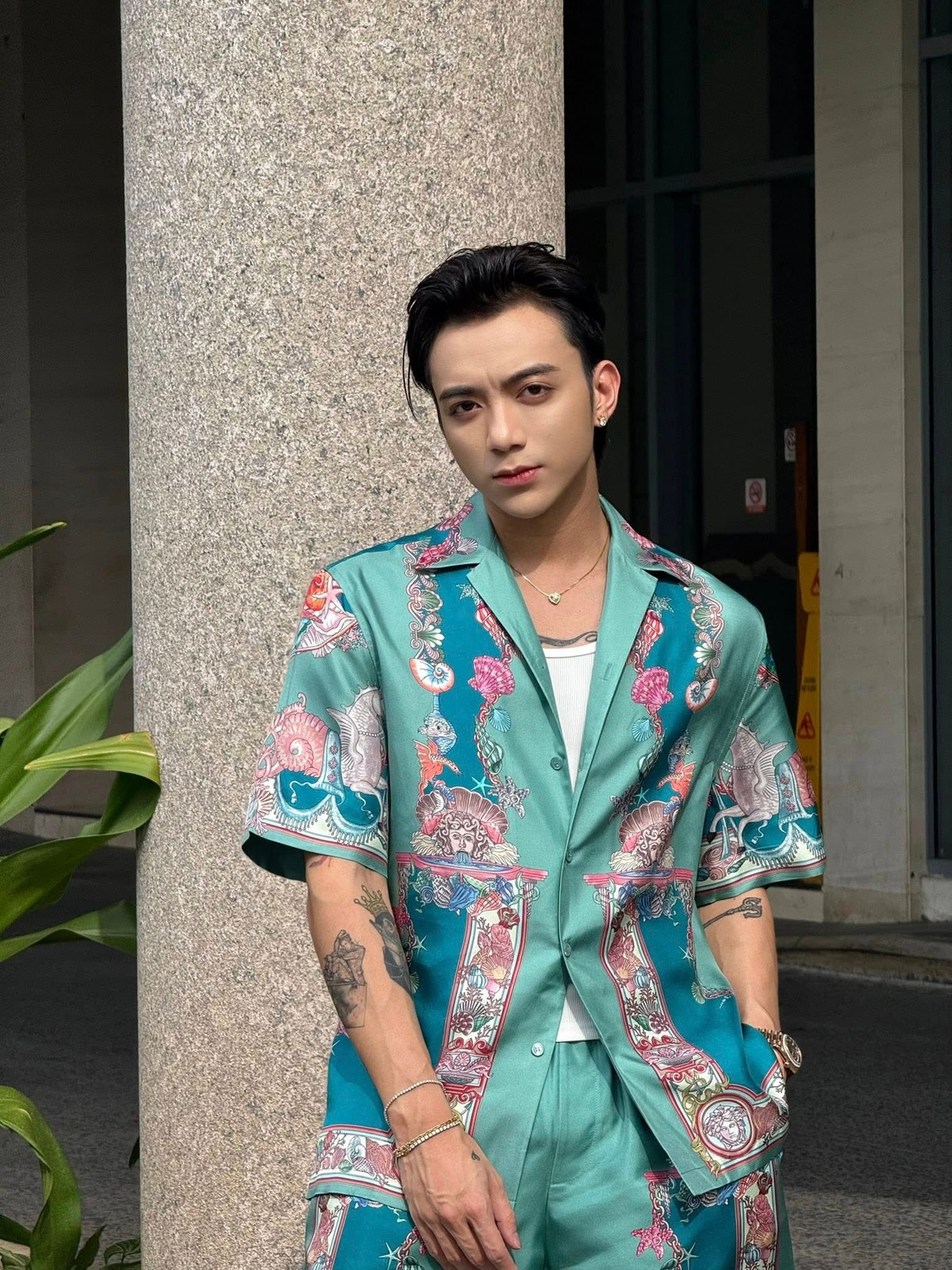 Soobin diện đồ lụa họa tiết hoa lá trị giá hơn 60 triệu đồng của nhà mốt Versace. Ảnh: FB Soobin