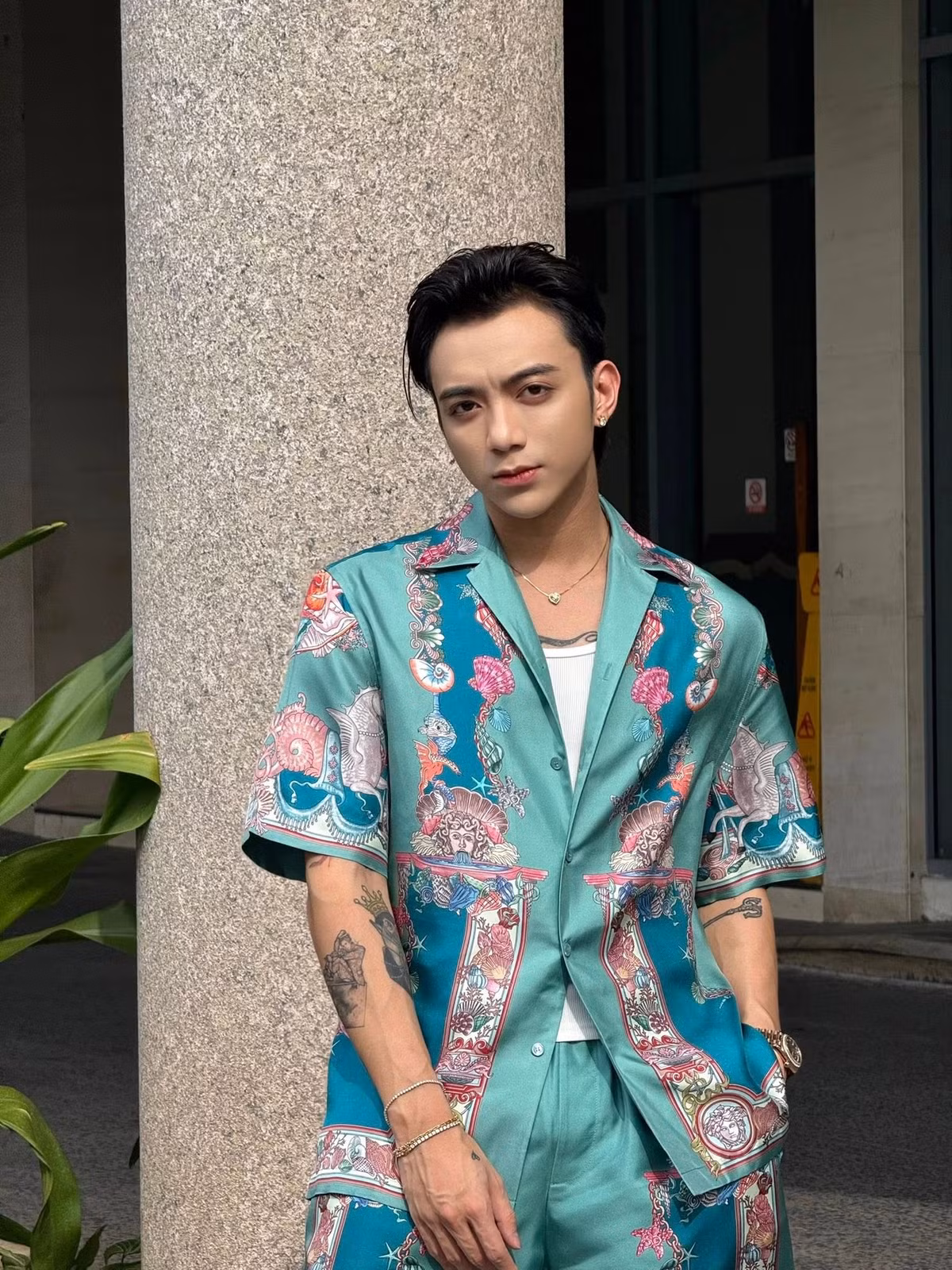 Soobin diện đồ lụa họa tiết hoa lá trị giá hơn 60 triệu đồng của nhà mốt Versace. Ảnh: FB Soobin