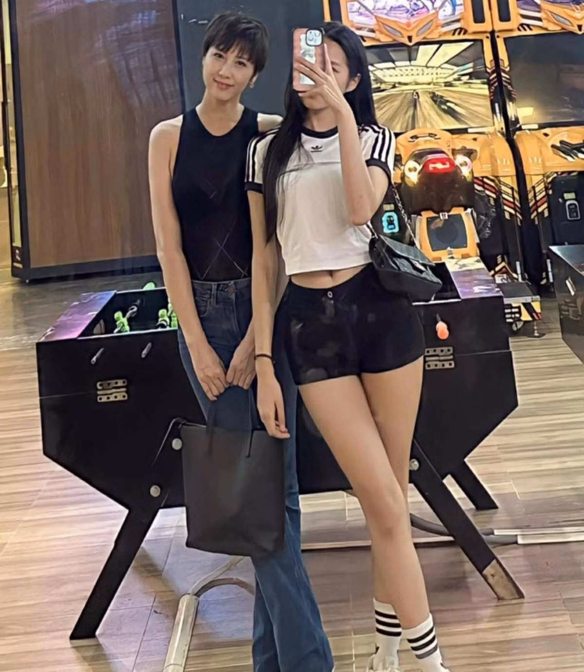 Bà Mai Đoàn thường xuyên khiến dân tình phải trầm trồ vì visual quá trẻ trung, nhất là khi bà sánh bước bên con gái cưng - Doãn Hải My.