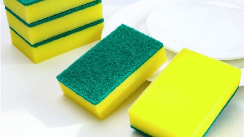 Không chỉ vậy, miếng bọt biển hoặc mút xốp ướt cũng mang lại hiệu quả rõ rệt. Việc làm ẩm nhẹ bọt biển rồi lau theo một chiều giúp lông thú nhanh chóng kết lại thành từng đám. Nhờ đó, người dùng có thể dễ dàng gom và làm sạch mà không làm sofa bị thấm nước quá nhiều.