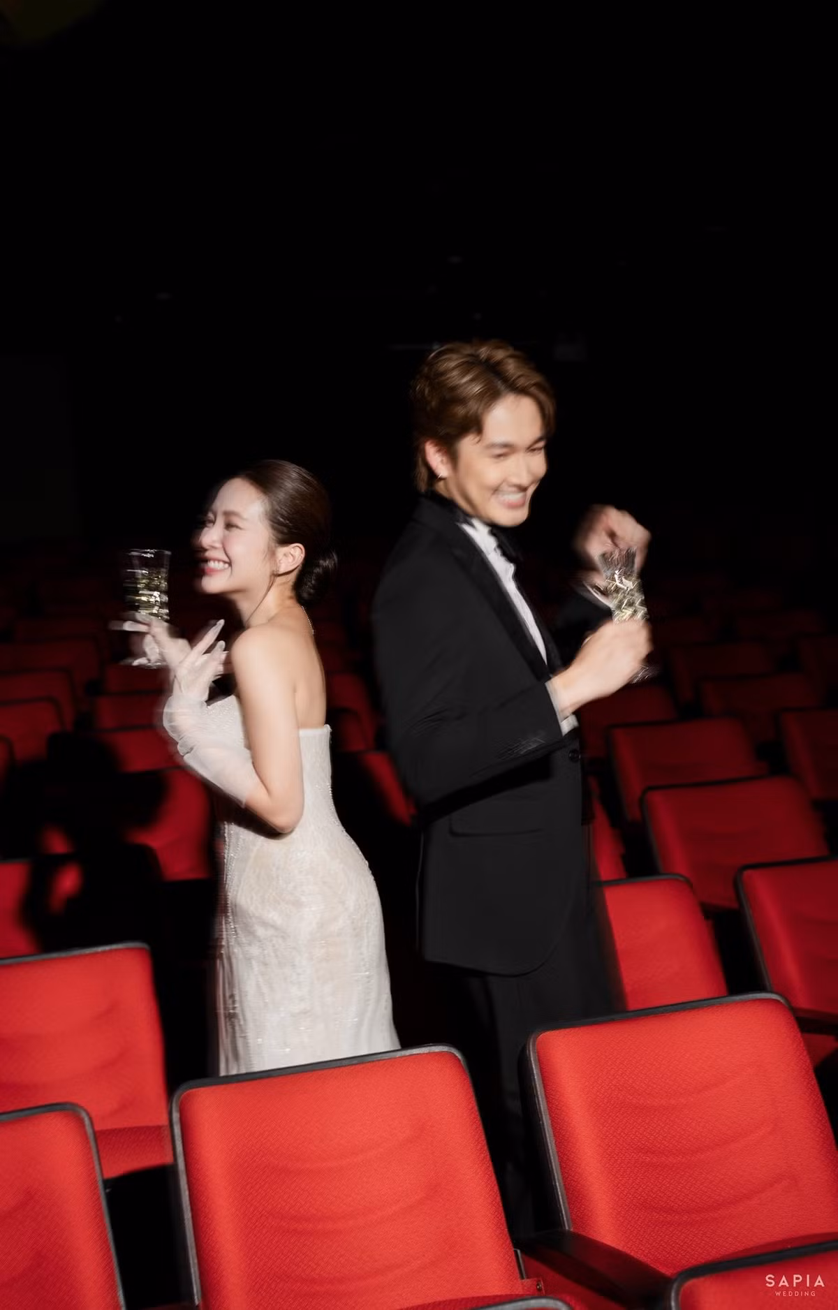 Dưới bài đăng, nhiều đồng nghiệp bày tỏ sự thích thú, khen ngợi bộ ảnh có ý tưởng độc đáo, lãng mạn mà vẫn gần gũi.