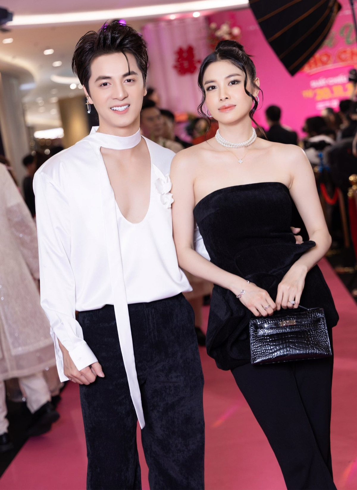 Tin tức sao Việt 23/11: Vợ chồng ca sĩ Đăng Khôi dự thảm đỏ ra mắt phim. Ảnh: FB Dang Khoi Nguyen