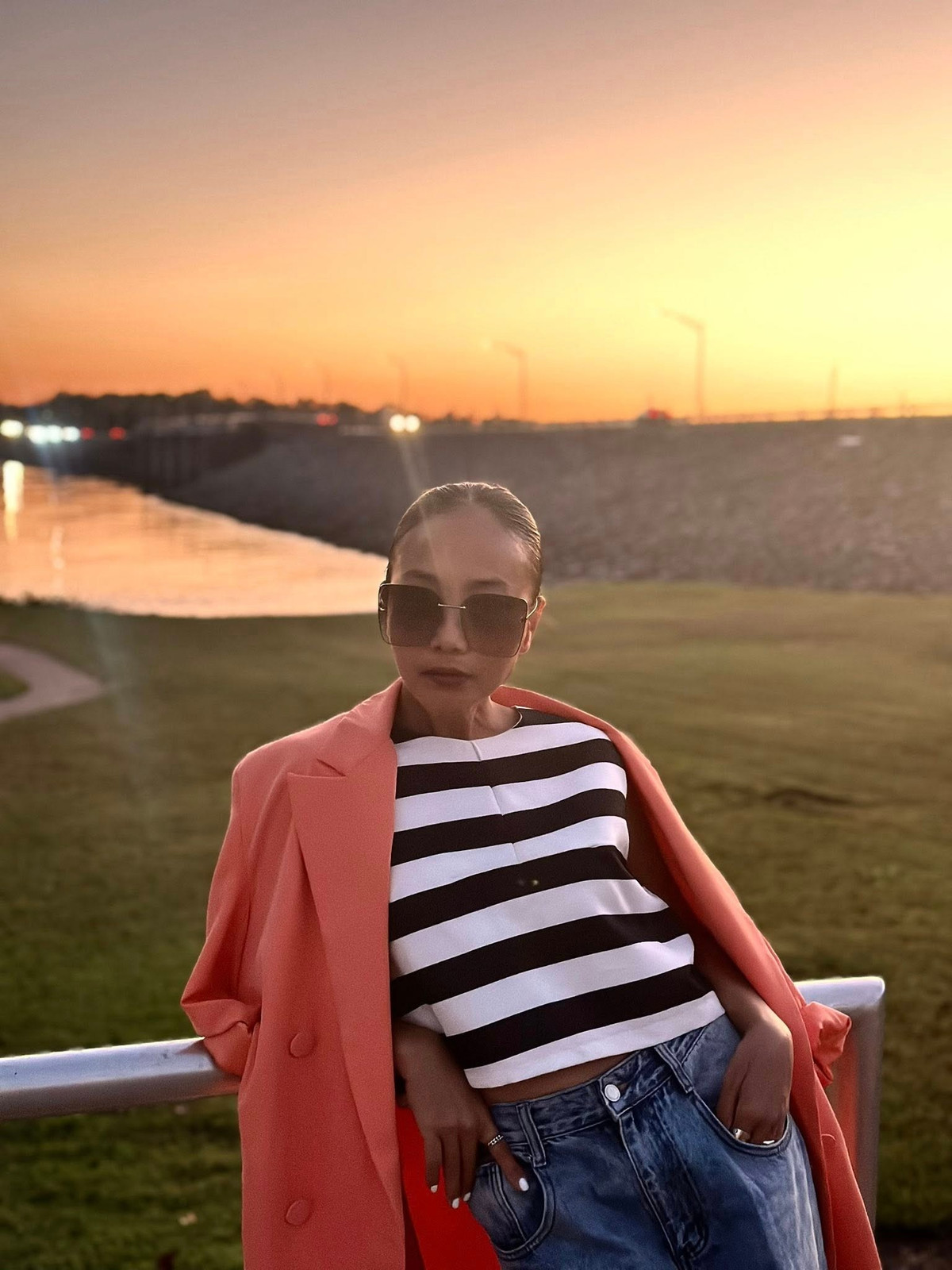 Đoan Trang tạo dáng trước cảnh hoàng hôn ở Nashville, bang Tennessee, Mỹ. Ảnh: FB Doan Trang