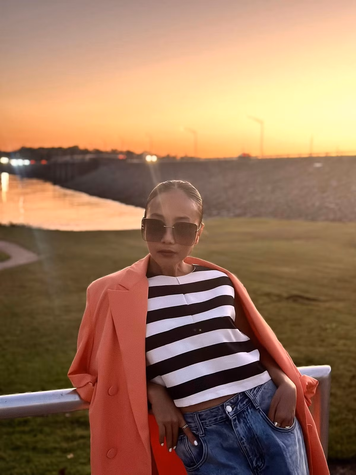 Đoan Trang tạo dáng trước cảnh hoàng hôn ở Nashville, bang Tennessee, Mỹ. Ảnh: FB Doan Trang