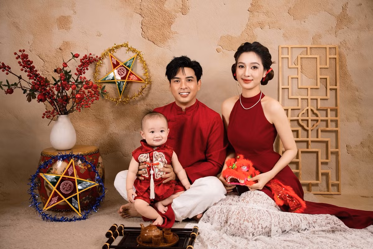 Gia đình Hồ Quang Hiếu chụp bộ ảnh kỷ niệm Trung Thu đầu tiên của con trai nhỏ. Ảnh: FB Hồ Quang Hiếu