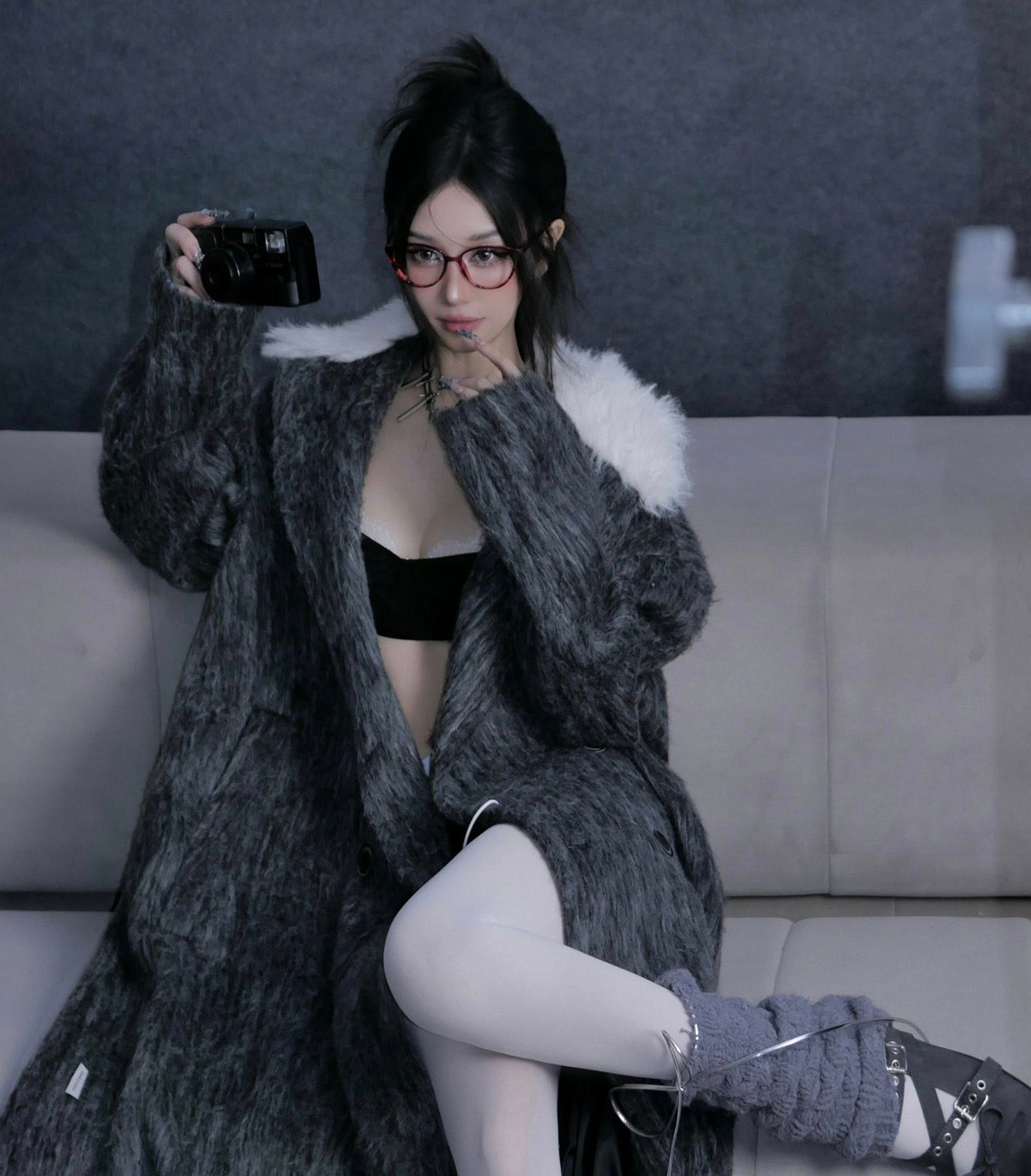 Diễn viên Jun Vũ mặc phá cách, gợi cảm trong bộ ảnh mới. Ảnh: FB Vũ Phương Anh