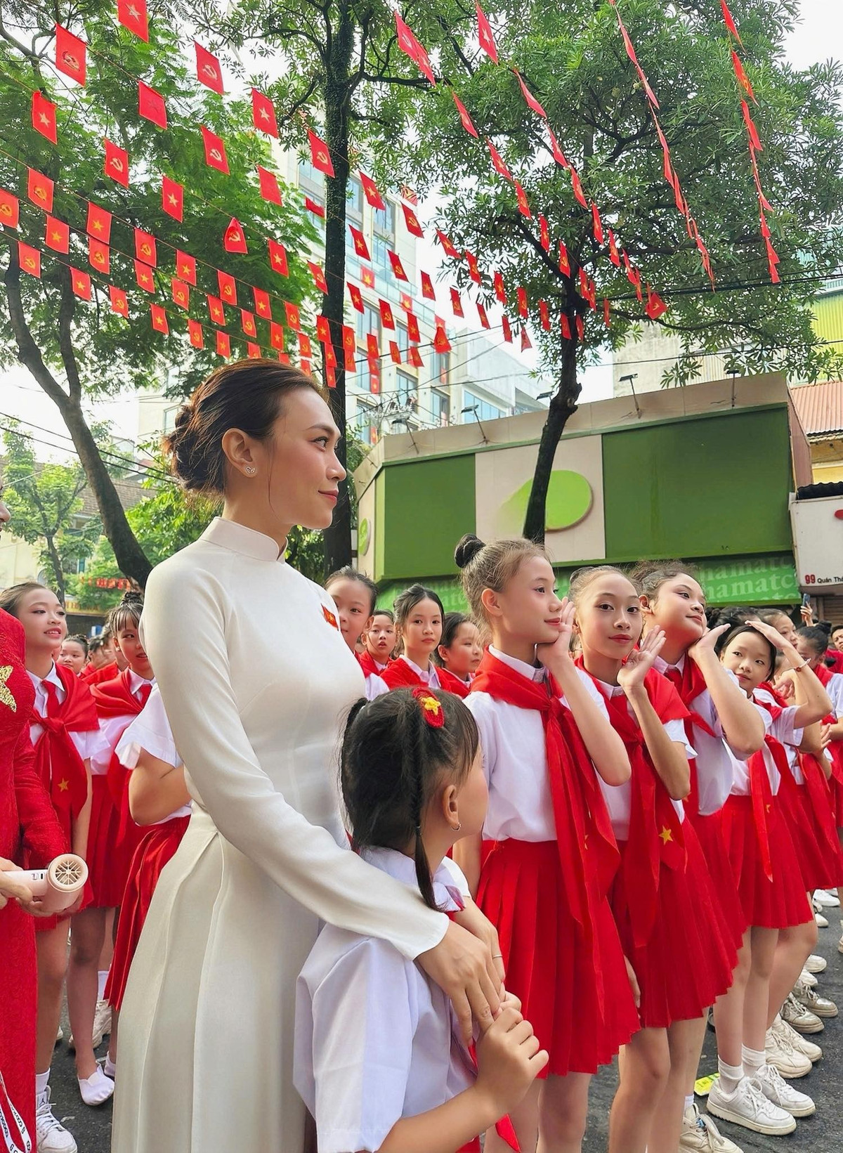 Những hình ảnh này ngay lập tức viral bởi vẻ đẹp nền nã và thần thái cuốn hút của nữ ca sĩ.