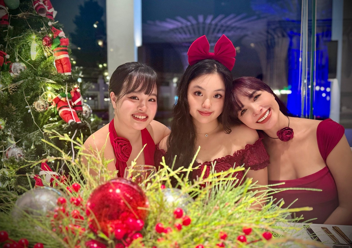 Đặc biệt, đôi chân thon dài và vóc dáng cao ráo giúp hai cô bé nổi bật mỗi khi xuất hiện cạnh mẹ.