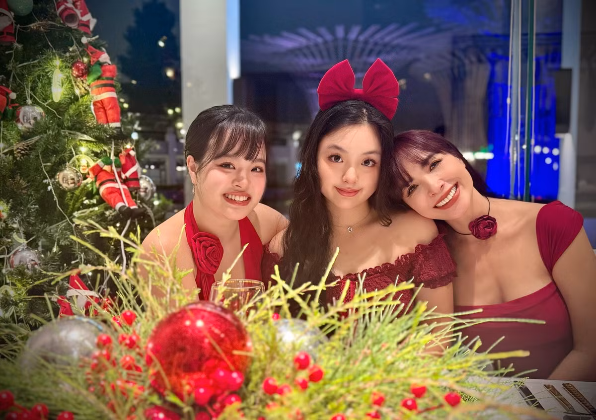 Đặc biệt, đôi chân thon dài và vóc dáng cao ráo giúp hai cô bé nổi bật mỗi khi xuất hiện cạnh mẹ.