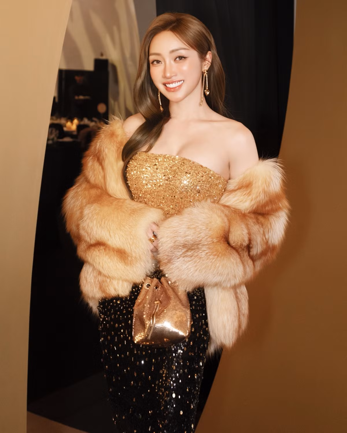 Tin tức sao Việt 21/11: Lý Thuỳ Chang - bà xã diễn viên Chi Bảo lên đồ sang chảnh đi Hàn Quốc dự sự kiện. Ảnh: FB Lý Thùy Chang