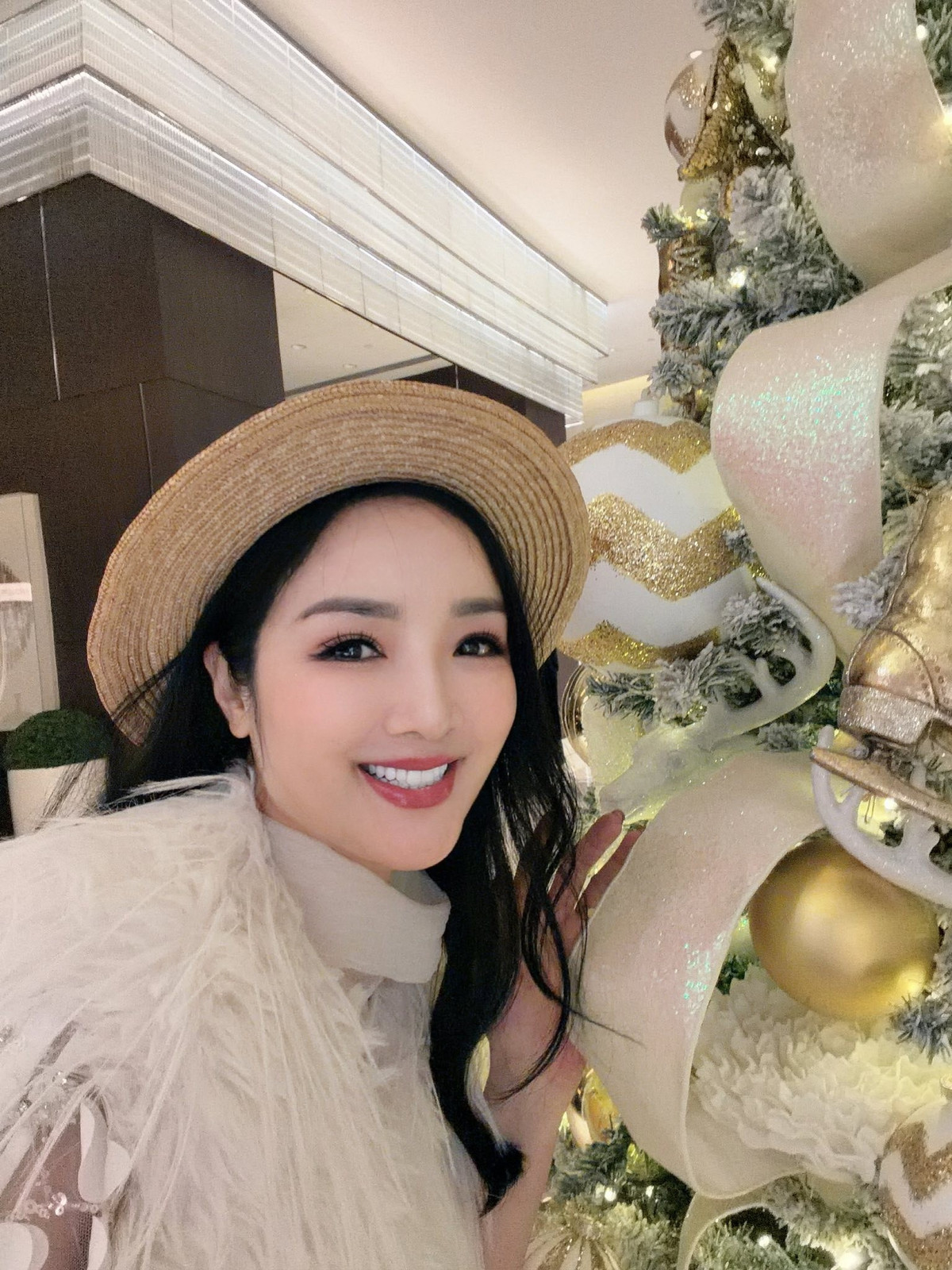 Cô làm mẹ đơn thân nhiều năm, có một cô con gái xinh đẹp tên Anh Sa rất giống mẹ.