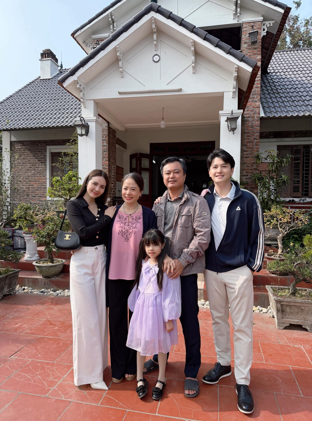 Diễn viên Huyền Lizzie chia sẻ hình ảnh hậu trường. Ảnh: FB Huyền Lizzie