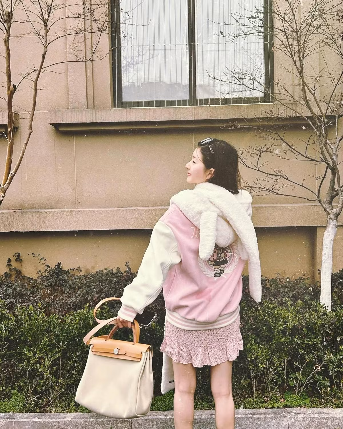 Bên cạnh đóng phim, Triệu Lộ Tư còn được nhiều nhãn hàng săn đón, mời làm người mẫu đại diện. Tài nguyên thời trang, làm đẹp của mỹ nhân họ Triệu thuộc hàng top so với các tiểu hoa cùng lứa.