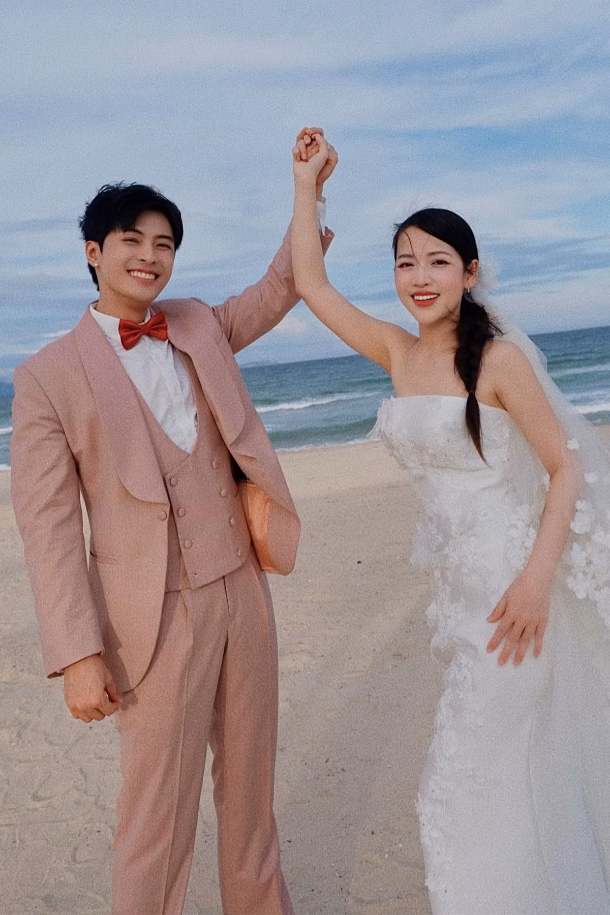 Trên trang cá nhân, Gin Tuấn Kiệt đăng tải ảnh kỷ niệm hai năm ngày cưới cùng Puka, cặp đôi diện lại trang phục cưới.