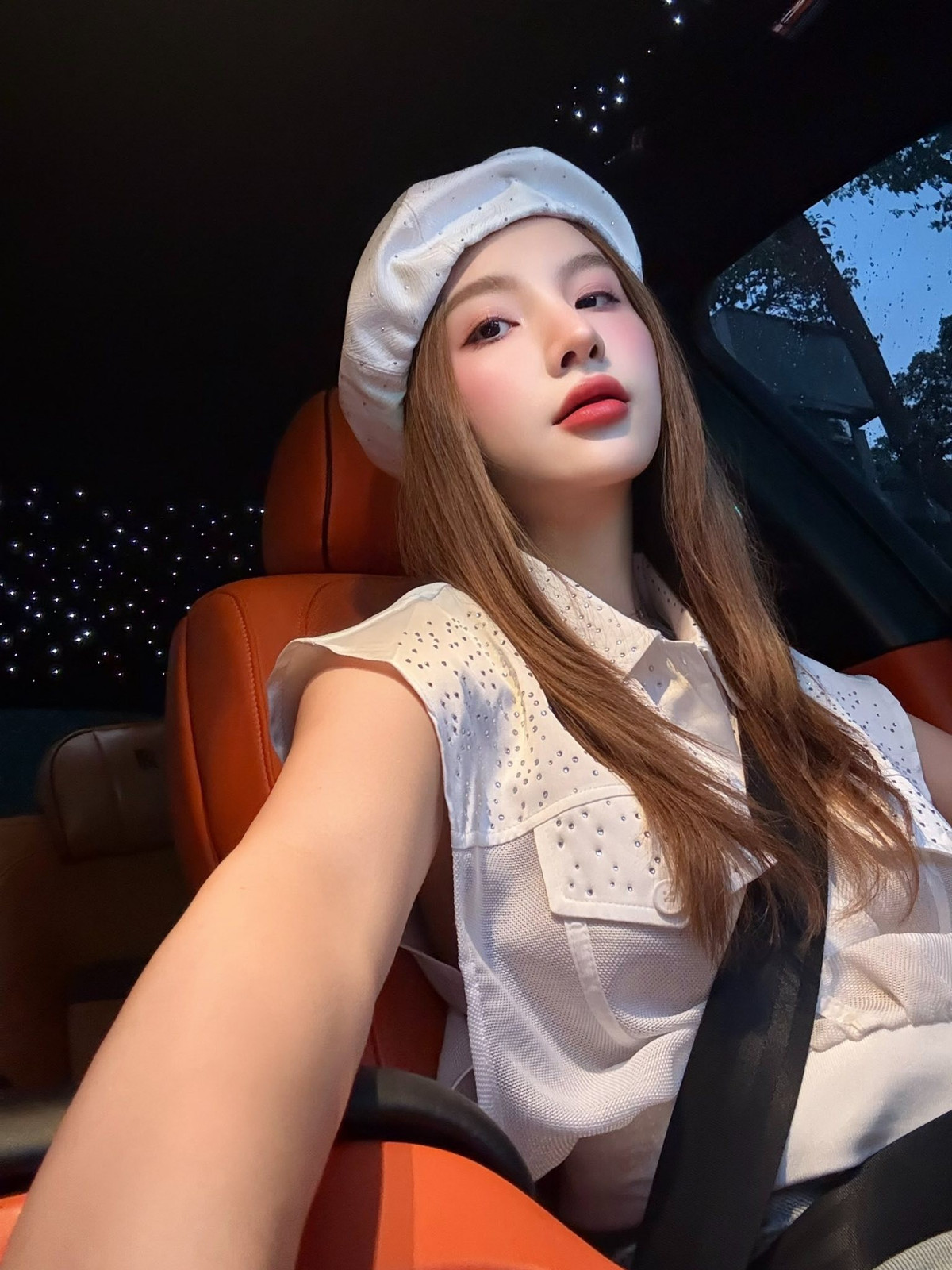 Mẹ 2 con vẫn giữ được vóc dáng cuốn hút cùng vẻ ngoài gợi cảm, nếu không nói, khó ai tin cô sinh năm 1990 và hiện đã 34 tuổi. Ảnh: FB Hạnh Sino