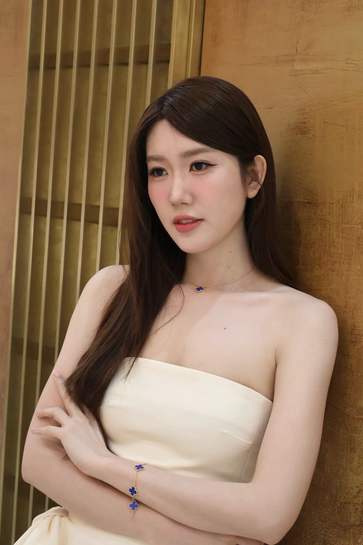 Không cần trang phục cầu kỳ hay lớp trang điểm quá đậm, nữ diễn viên vẫn nổi bật nhờ thần thái tự tin cùng đường nét gương mặt hài hòa.