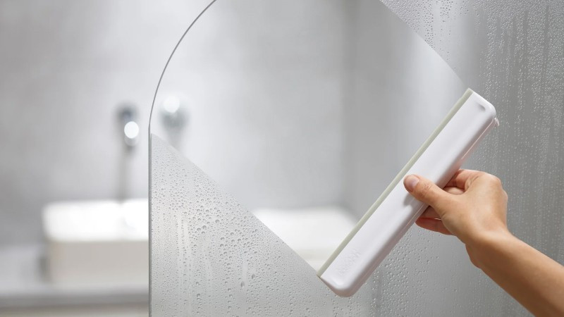 Đối với bề mặt phẳng, thanh gạt kính cao su tỏ ra vượt trội. Thanh gạt kính tạo ra một “sóng xung kích” cơ học trên bề mặt sofa. Cạnh cao su mềm giúp kéo lông ra khỏi sợi vải mà không làm xước ghế. Áp lực đồng đều từ lưỡi gạt còn giúp đẩy lông ra khỏi các khe dệt nhanh hơn gấp 5 lần so với việc nhặt thủ công.