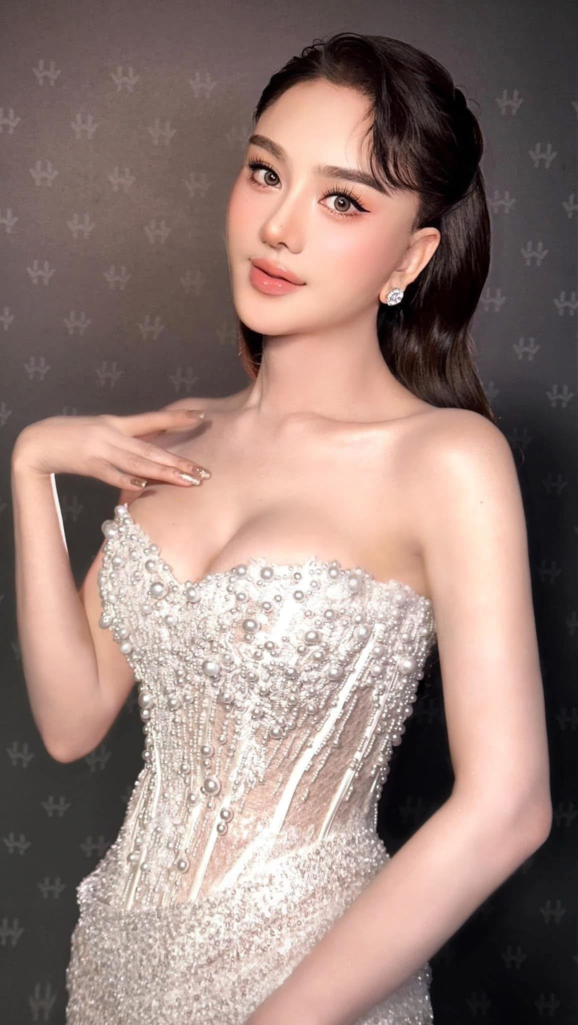 Sau khi chuyển giới, Lâm Khánh Chi vẫn ca hát, tham gia gameshow, talkshow và xây dựng thương hiệu cá nhân. Cô thường chia sẻ việc đầu tư mạnh cho nhan sắc, chi hàng trăm triệu mỗi năm để làm đẹp. Ảnh: FB Lâm Khánh Chi