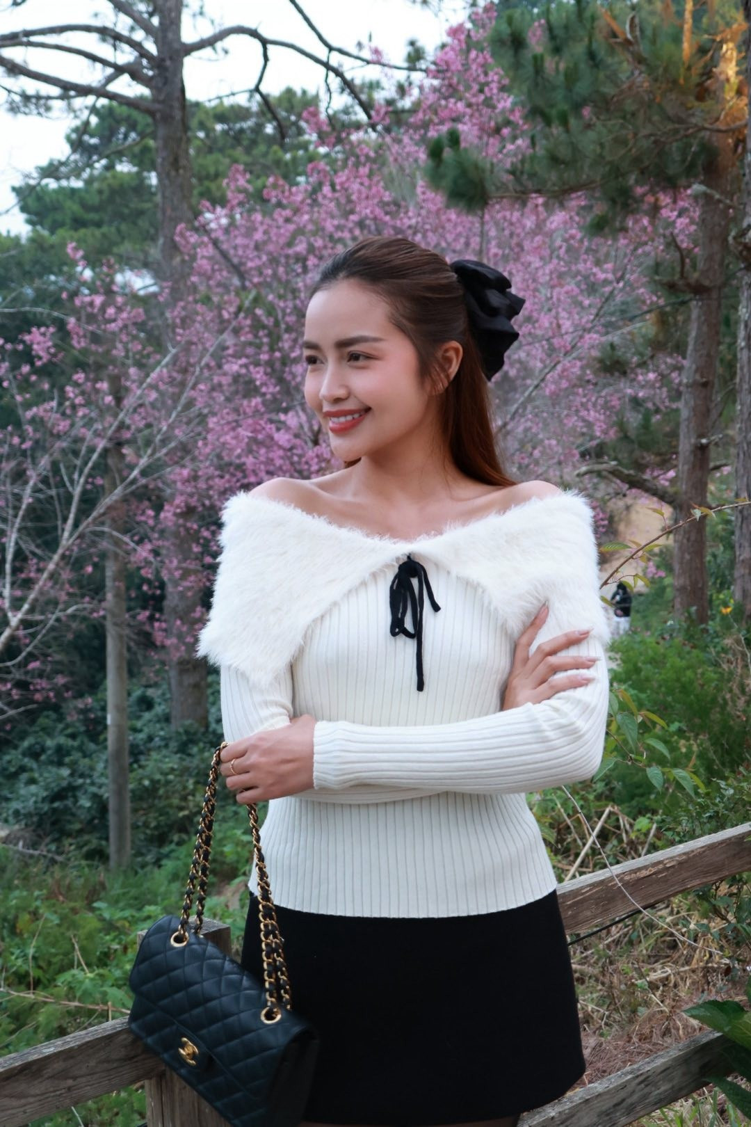 Hoa hậu Ngọc Châu tạo dáng chụp ảnh với hoa mai anh đào. Ảnh: FB Nguyễn Thị Ngọc Châu