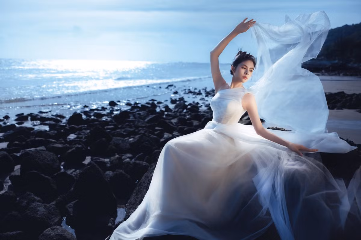 Vân Trang, nữ diễn viên tài năng và là mẹ của 4 người con đang gây bão mạng xã hội với loạt ảnh chụp trên biển.