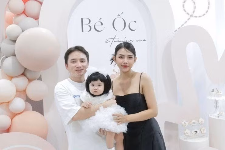 Huỳnh Khánh Vy sinh năm 1994 từng được biết đến là hot girl có gương mặt khả ái cùng vóc dáng thanh thoát. Sau khi kết hôn với nam ca sĩ Phan Mạnh Quỳnh, cô lựa chọn lui về hậu trường, tập trung chăm sóc gia đình nhỏ và hạn chế xuất hiện trước truyền thông. Ảnh: FB Huỳnh Khánh Vy