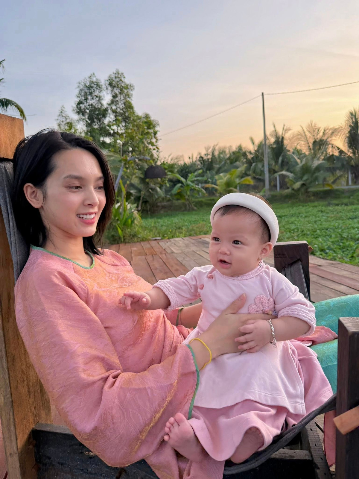 Sau thời gian hẹn hò, cặp đôi đã tổ chức lễ ăn hỏi ấm cúng tại quê nhà Phú Thọ của cô dâu vào tháng 3/2025. Cặp đôi đón bé gái tên Nala sau đó không lâu.