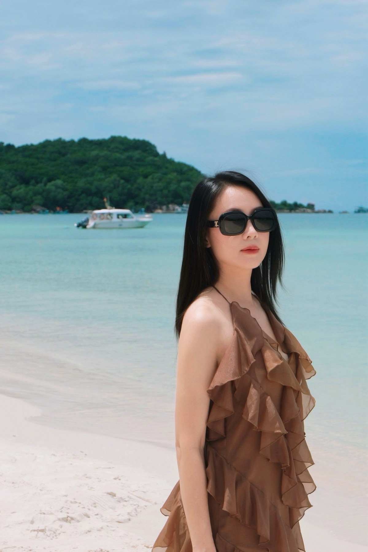 Thiết kế đơn giản nhưng mang lại cảm giác nhẹ nhàng, nữ tính, tôn lên vóc dáng thon thả và làn da trắng mịn của nữ diễn viên. Phụ kiện kính mắt thời trang càng làm tăng vẻ sang trọng, thanh lịch cho tổng thể trang phục. Ảnh: FB Nguyen Hong Diem