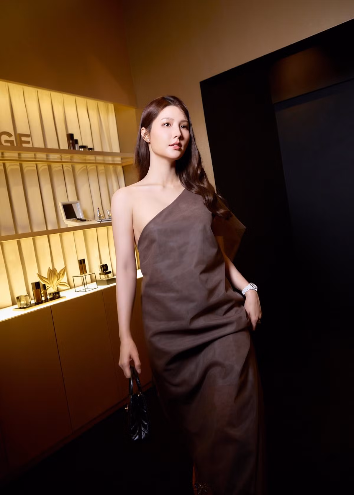 Sau 8 tháng sinh con, Diễm My 9X không chỉ lấy lại vóc dáng thon gọn đáng ngưỡng mộ mà còn toát lên vẻ đẹp mặn mà, trưởng thành của một người phụ nữ hạnh phúc.