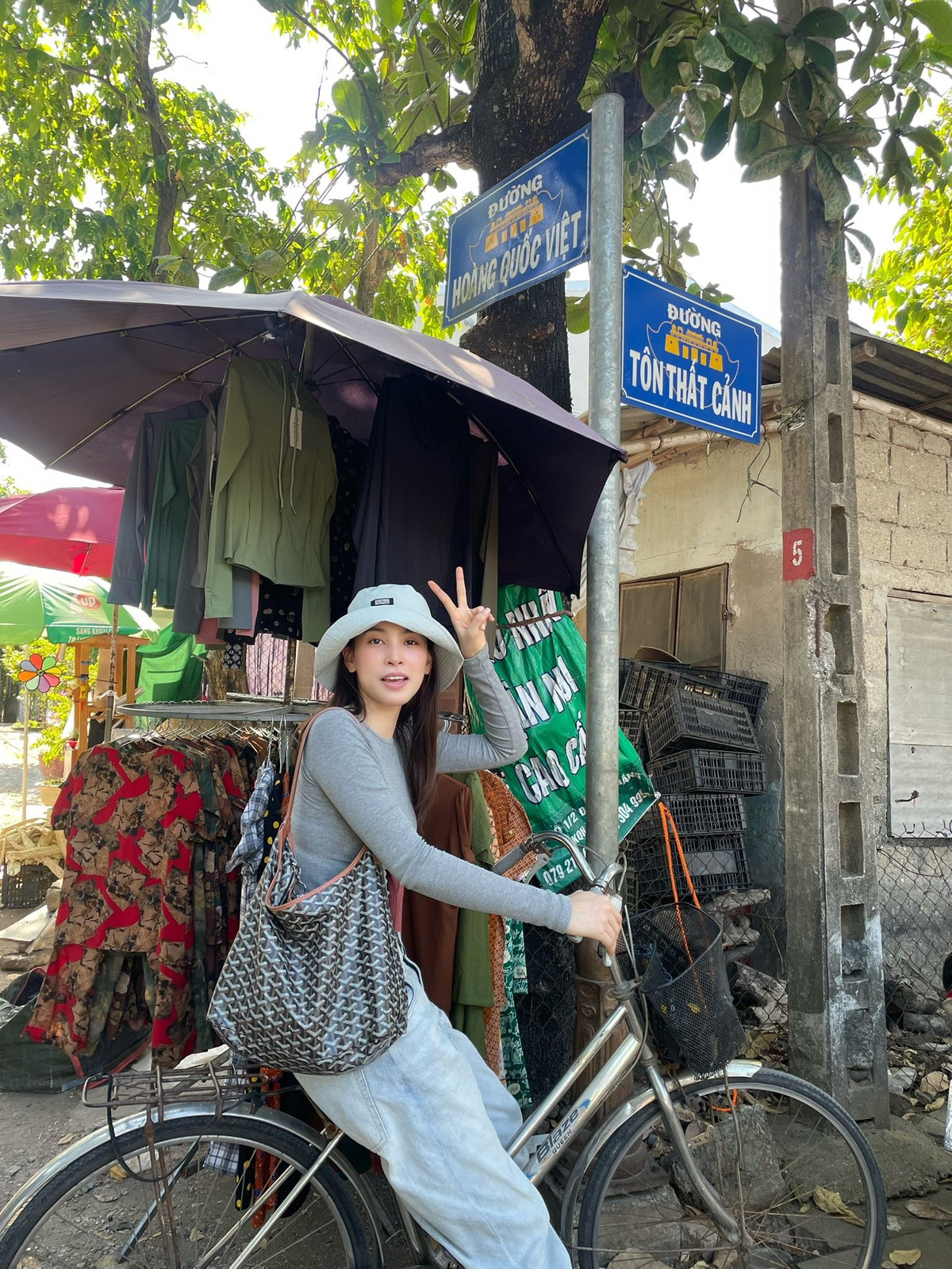 Tiểu Vy dạo chơi ở Huế. Ảnh: FB Trần Tiểu Vy