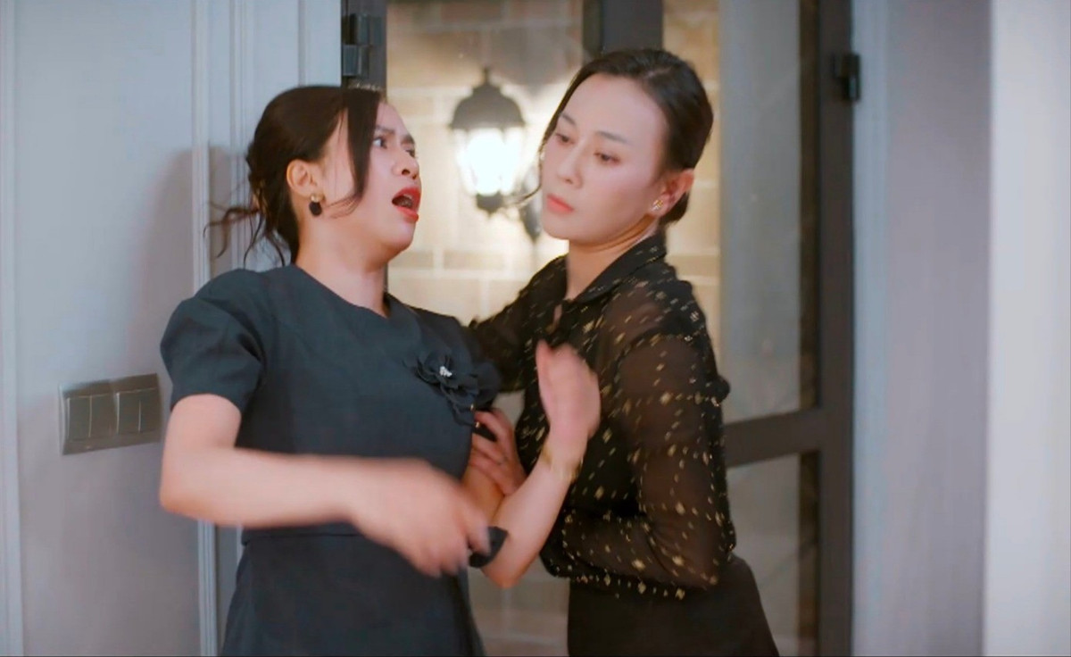 Mâu thuẫn giữa Mỹ Anh và Hồng được đẩy lên cao trào khi bé Minh (Gia Nghĩa) – con trai Mỹ Anh – bị nhốt nhiều giờ trong phòng giặt. Bất chấp nỗi hoảng loạn của đứa trẻ, những người lớn vẫn thản nhiên vui tiệc. Cao trào bùng nổ khi Mỹ Anh sau khi nghe con kể lại sự việc, lập tức quay vào nhà, thẳng tay tát Hồng rồi kéo đối phương vào phòng riêng để “nói chuyện”. Nhân vật còn tuyên bố sẵn sàng nhờ công an vào cuộc để bảo vệ con.