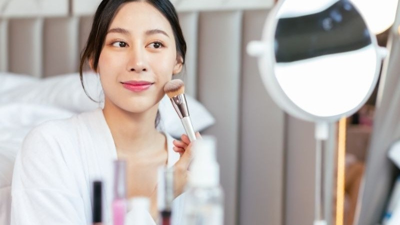 Phấn phủ giúp “khóa” lớp nền, đặc biệt quan trọng ở vùng chữ T – nơi dễ đổ dầu. Nên phủ một lớp mỏng, tập trung vào những vùng cần kiểm soát dầu để tránh nền bị dày và nặng mặt.