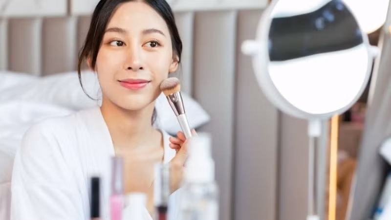 Phấn phủ giúp “khóa” lớp nền, đặc biệt quan trọng ở vùng chữ T – nơi dễ đổ dầu. Nên phủ một lớp mỏng, tập trung vào những vùng cần kiểm soát dầu để tránh nền bị dày và nặng mặt.