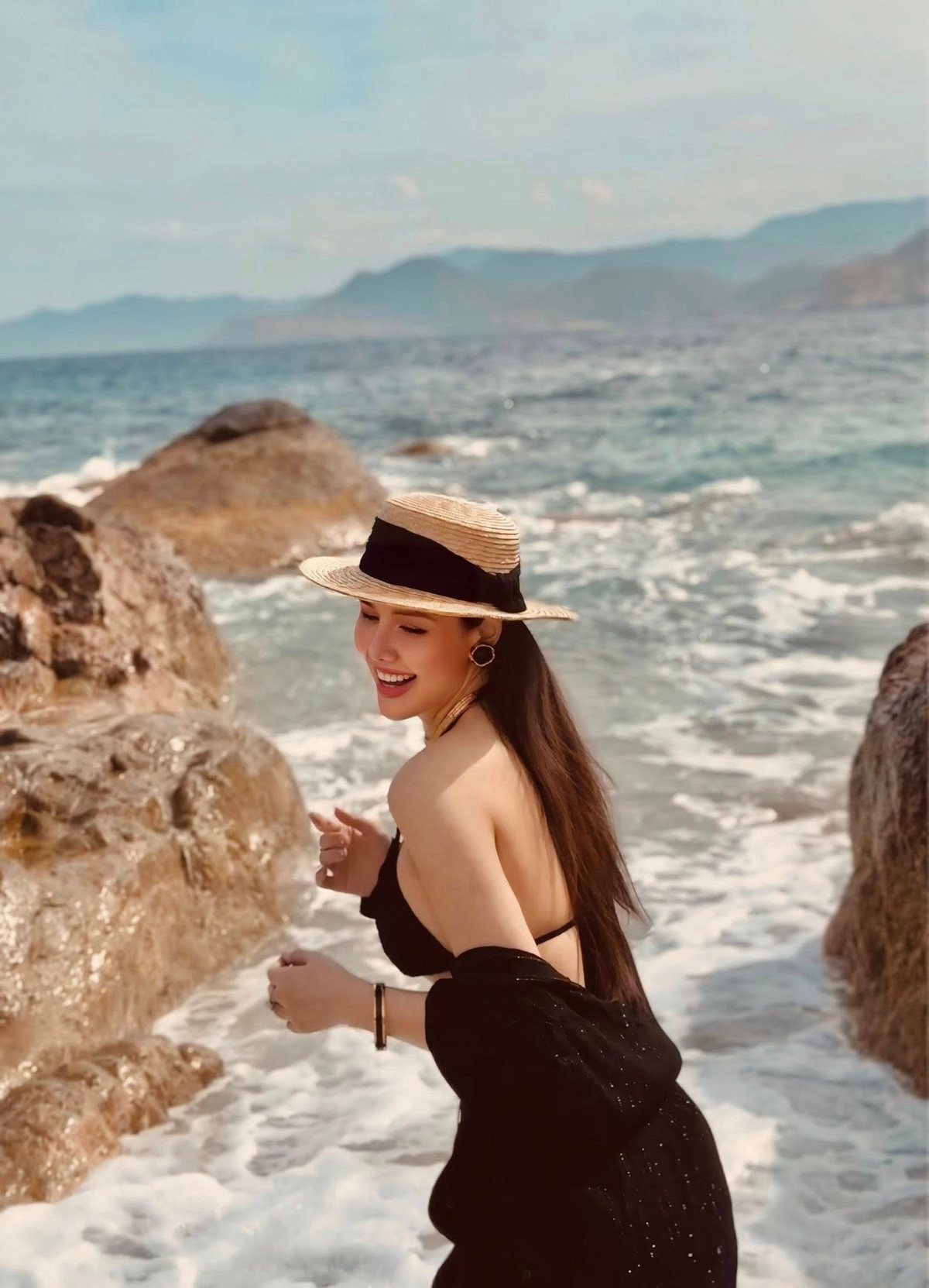 Trên trang cá nhân, diễn viên Phanh Lee đăng tải những khoảnh khắc tạo dáng bên bờ biển trong chuyến nghỉ dưỡng ở vịnh Vĩnh Hy, Ninh Thuận. Ảnh: FB Phương Anh Lê