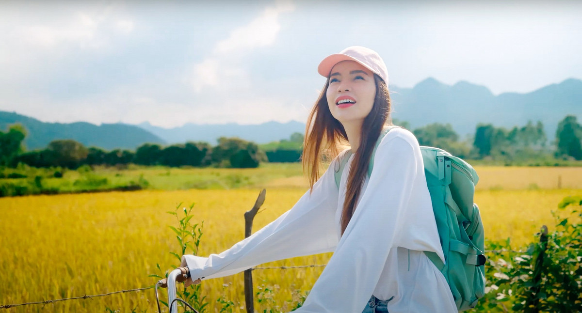 Hồ Ngọc Hà thả dáng giữa đồng lúa chín. Ảnh: FB Ho Ngoc Ha